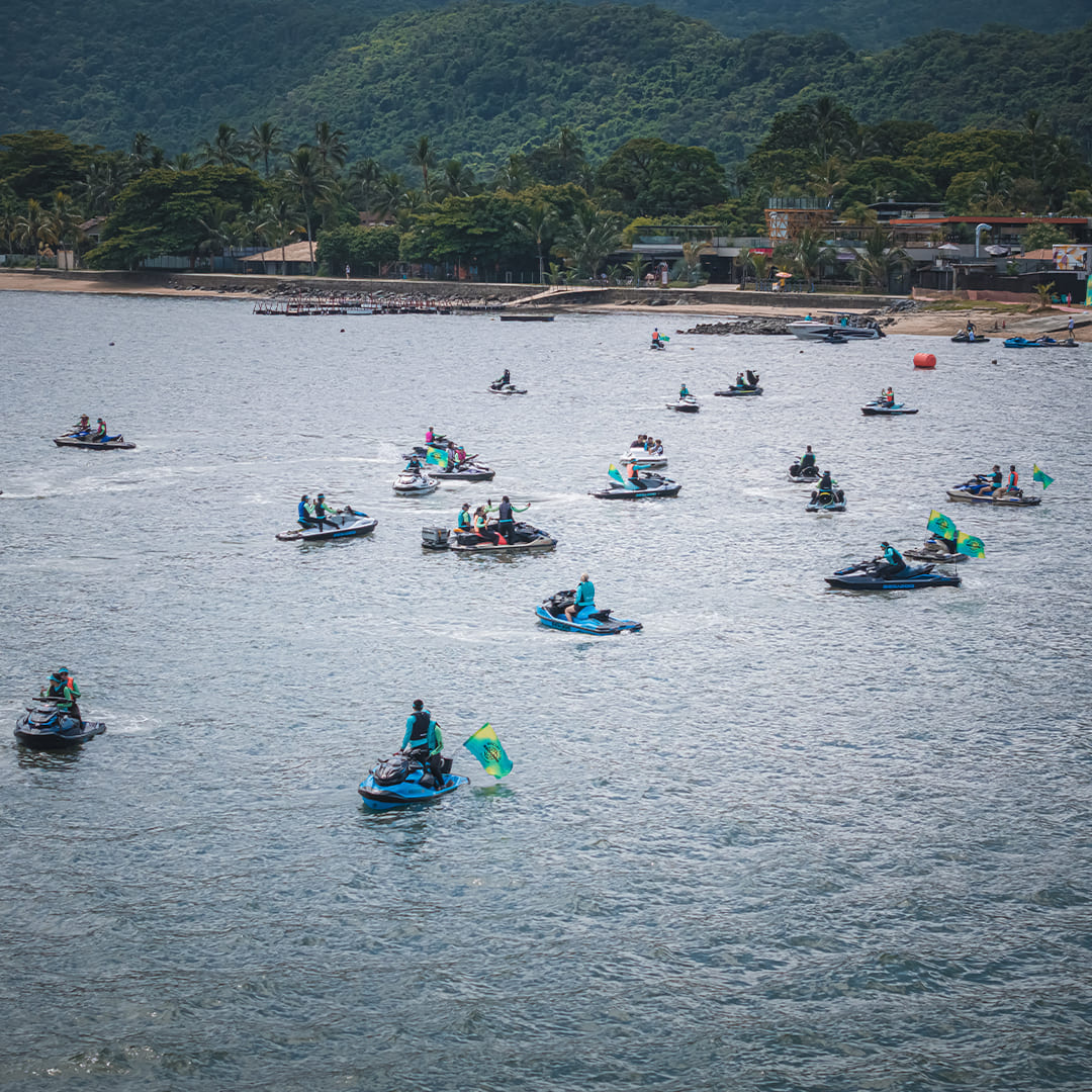 Diversas pessoas a bordo de motos aquáticas vistas de cima.